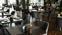 Hotel ini memiliki ruang makan yang elegan dengan dominasi warna hitam.