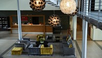 Masuk ke lobi hotel, tamu akan disambut dengan nuansa mewah nan elegan.
