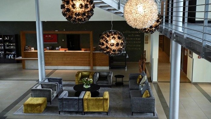 Mengintip Hotel yang Bakal Ditempati Timnas Kroasia Saat Piala Eropa 2024 A view of the lobby at the hotel Resort Mark Brandenburg, where Croatia's national soccer team will stay for the upcoming UEFA Euro 2024 soccer tournament, in Neuruppin, Germany April 16, 2024. REUTERS/Annegret Hilse