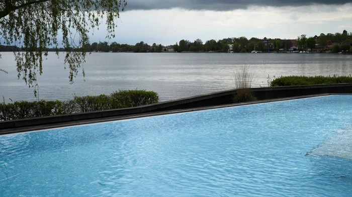 Mengintip Hotel yang Bakal Ditempati Timnas Kroasia Saat Piala Eropa 2024 A drone view shows the hotel Resort Mark Brandenburg on Lake Ruppiner See, where Croatia's national soccer team will stay for the upcoming UEFA Euro 2024 soccer tournament, in Neuruppin, Germany April 16, 2024. REUTERS/Annegret Hilse