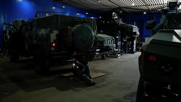 Mengintip Pabrik Kendaraan Lapis Baja Ukraina Employees repair a Novator armoured personnel carrier at a production facility of the 'Ukrainian Armor' Design and Manufacturing Company, amid Russia's attack on Ukraine, in an undisclosed location in Ukraine April 9, 2024. REUTERS/Valentyn Ogirenko