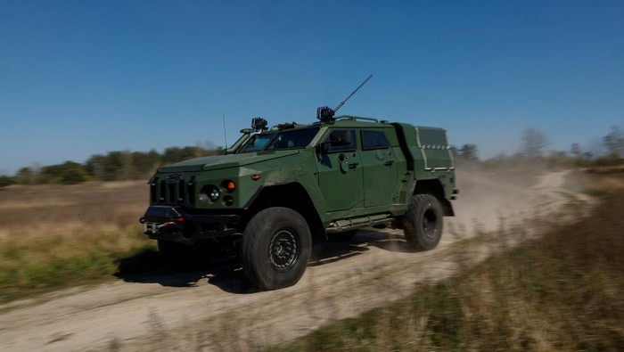 Mengintip Pabrik Kendaraan Lapis Baja Ukraina Employees repair a Novator armoured personnel carrier at a production facility of the 'Ukrainian Armor' Design and Manufacturing Company, amid Russia's attack on Ukraine, in an undisclosed location in Ukraine April 9, 2024. REUTERS/Valentyn Ogirenko
