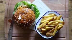Pub ini bahkan telah memanfaatkan ketenaran barunya dengan mengeluarkan menu burger Swift dan koktail (Taylors Version).  
