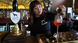 Mengunjungi The Black Dog, Pub yang Jadi Referensi Lagu Baru Taylor Swift Mengunjungi The Black Dog, Pub yang Jadi Referensi Lagu Baru Taylor Swift