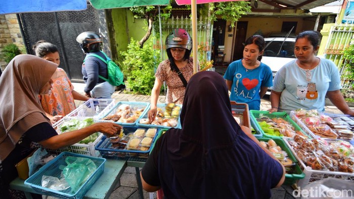 Menilik Kampung Kue Rungkut Lor Surabaya