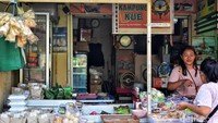 Sebanyak 70 pelaku UMKM yang tergabung dalam paguyuban Kue. Omzet mereka perhari sudah jutaan rupiah.