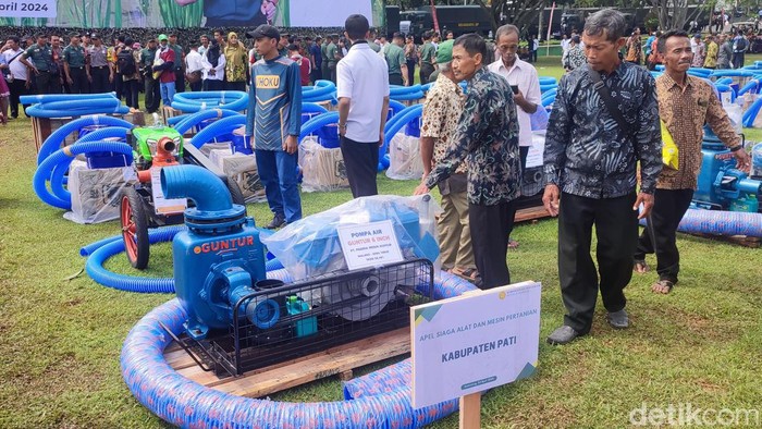 Mentan Andi Amran Sulaiman mendistribusikan pompa untuk para petani di Jateng, Selasa (23/4/2024).