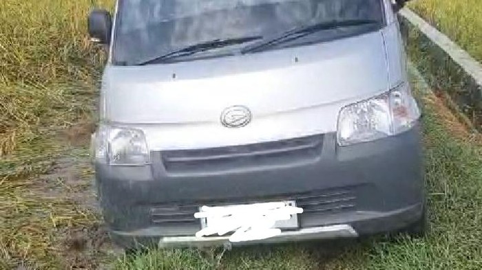 Mobil pikap grand max yang tertinggal di tengah sawah Desa Pakisan, Kecamatan Cawas, Klaten.