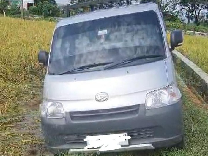 Mobil pikap grand max yang tertinggal di tengah sawah Desa Pakisan, Kecamatan Cawas, Klaten.