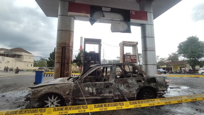 Mobil yang terbakar di pom bensin Ngadirojo, Selasa (23/4/2024).