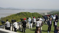Pengunjung mengamati sisi Korea Utara dari Pos Pengamatan Unifikasi di Paju, Korea Selatan, dekat perbatasan dengan Korea Utara. Latihan Korut menambah uji coba dan ancaman yang telah meningkatkan ketegangan di wilayah tersebut. AP/Ahn Young-joon