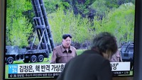 Laporan Kantor Berita Pusat Korea Utara (KCNA) menyoroti kekhawatiran Pyongyang mengenai latihan militer gabungan AS dan Korea Selatan, dan mengatakan bahwa latihan roket Kim adalah sinyal peringatan yang jelas bagi musuh. AP/Lee Jin-man  