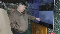 Dalam foto yang disediakan oleh pemerintah Korea Utara ini, pemimpin Korea Utara Kim Jong Un mengawasi latihan di tempat yang dirahasiakan di Korea Utara Senin (22/4). Kim menyaksikan latihan penembakan roket, yang menurut media pemerintah dimaksudkan untuk mensimulasikan serangan balik nuklir. KCNA via AP Photo