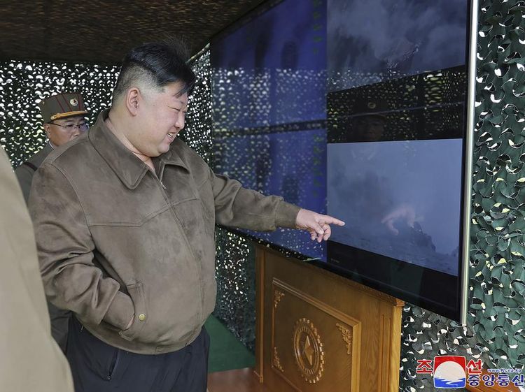 Momen Kim Jong Un Pantau Latihan Serangan Balik Nuklir