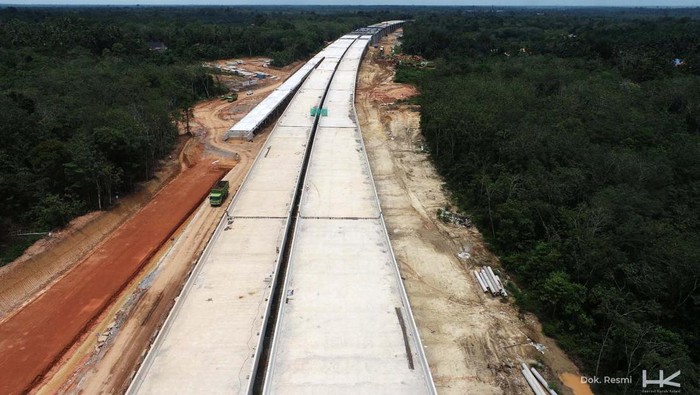 Momen Pak Bas Tinjau Proyek Pembangunan Tol Bayung Lencir-Lempino Menteri Pekerjaan Umum dan Perumahan Rakyat (PUPR), Basuki Hadimuljono meninjau pembangunan Proyek Jalan Tol Trans Sumatera (JTTS) Bayung Lencir-Tempino Seksi 3 garapan PT Hutama Karya (Persero) (Hutama Karya). Agenda ini sebagai rangkaian kunjungan Basuki kerja ke wilayah Sumatera Selatan pada Kamis 18 April 2024.