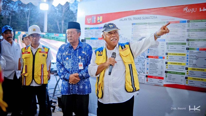 Momen Pak Bas Tinjau Proyek Pembangunan Tol Bayung Lencir-Lempino Menteri Pekerjaan Umum dan Perumahan Rakyat (PUPR), Basuki Hadimuljono meninjau pembangunan Proyek Jalan Tol Trans Sumatera (JTTS) Bayung Lencir-Tempino Seksi 3 garapan PT Hutama Karya (Persero) (Hutama Karya). Agenda ini sebagai rangkaian kunjungan Basuki kerja ke wilayah Sumatera Selatan pada Kamis 18 April 2024.