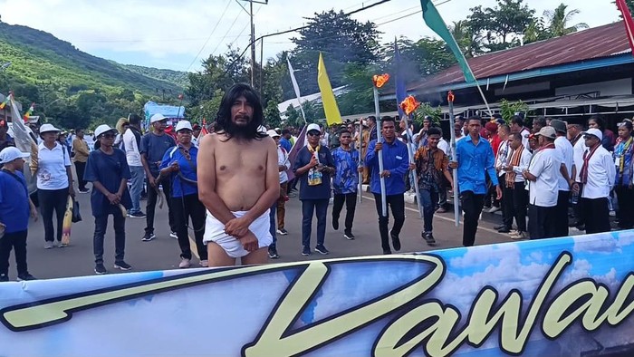Momen Perayaan Paskah Nasional GAMKI di Alor NTT Paskah Nasional sekaligus perayaan Dies Natalis ke-62 Gerakan Angkatan Muda Kristen Indonesia (GAMKI) dipusatkan di Kabupaten Alor Nusa Tenggara Timur. Ini potretnya.