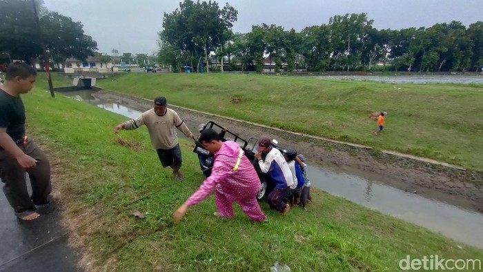 Proses evakuasi motor yang kecelakaan di wilayah Dusun Ngento, Kalurahan Pengasih, Kapanewon Pengasih, Kulon Progo, pada Selasa (23/4/2024).