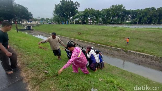 Proses evakuasi motor yang kecelakaan di wilayah Dusun Ngento, Kalurahan Pengasih, Kapanewon Pengasih, Kulon Progo, pada Selasa (23/4/2024).