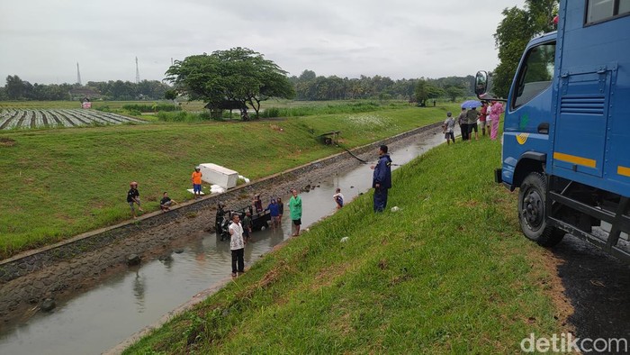 Proses evakuasi motor yang kecelakaan di wilayah Dusun Ngento, Kalurahan Pengasih, Kapanewon Pengasih, Kulon Progo, pada Selasa (23/4/2024).