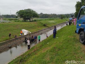 Byurr! Motor Roda 3 Muatan Es Batu Nyemplung di Saluran Irigasi Kulon Progo