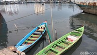 Sampan-sampan kecil berkapasitas maksimal 7 orang ini ini biasanya berlabuh menyempil di balik tanggul, bersebelahan dengan kapal kayu besar lainnya.  