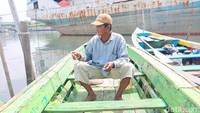 Ojek sampan ini dapat ditemui di pesisir pelabuhan dekat gerbang pos satu tempat kapal-kapal kayu yang berlabuh.   