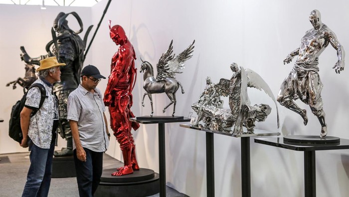 Pengunjung melihat karya seni yang ditampilkan dalam pameran Art Jakarta Gardens 2024 di Hutan Kota by Plataran, Jakarta, Selasa (23/4/2024). Pameran yang berlangsung hingga 28 April 2024 tersebut menampilkan karya dari galeri-galeri seni dengan memadukan konsep presentasi karya seni di dalam dan luar ruang. ANTARA FOTO/Asprilla Dwi Adha/foc.