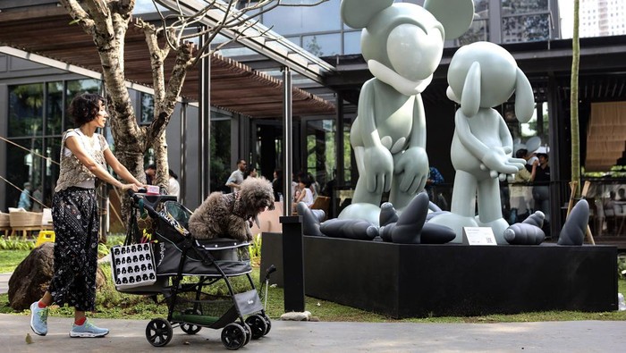 Pengunjung melihat karya seni yang ditampilkan dalam pameran Art Jakarta Gardens 2024 di Hutan Kota by Plataran, Jakarta, Selasa (23/4/2024). Pameran yang berlangsung hingga 28 April 2024 tersebut menampilkan karya dari galeri-galeri seni dengan memadukan konsep presentasi karya seni di dalam dan luar ruang. ANTARA FOTO/Asprilla Dwi Adha/foc.