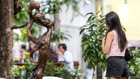 Pengunjung melihat karya seni yang ditampilkan di pameran Art Jakarta Gardens 2024, Selasa (23/4).