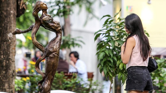 Pengunjung melihat karya seni yang ditampilkan dalam pameran Art Jakarta Gardens 2024 di Hutan Kota by Plataran, Jakarta, Selasa (23/4/2024). Pameran yang berlangsung hingga 28 April 2024 tersebut menampilkan karya dari galeri-galeri seni dengan memadukan konsep presentasi karya seni di dalam dan luar ruang. ANTARA FOTO/Asprilla Dwi Adha/foc.
