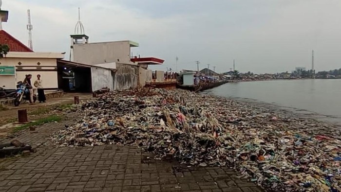 Sempat Dibersihkan Warga Bareng Pandawara, Pantai di Banten Ini Kotor Lagi
