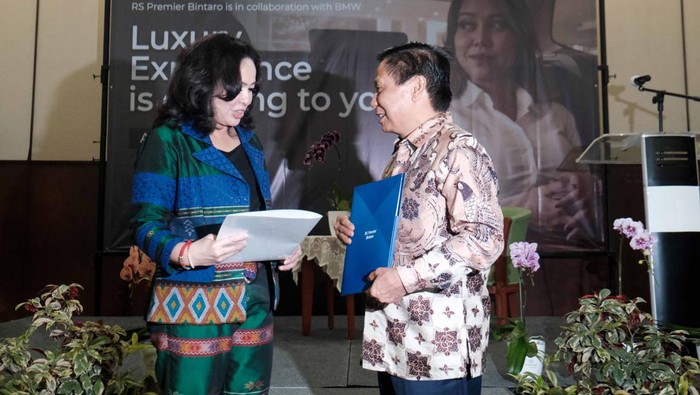 Pasien Kelas Atas di RS Ini dapat Layanan Antar-Jemput Naik Mobil Mewah (Kanan-kiri) Johannes Indratjuatja, President Director PT Bestindo Car Utama (BMW Bestindo) dan dr. Martha M.L. Siahaan, SH, MARS, MH.Kes, Direktur Rumah Sakit Premier Bintaro melakukan kerjasama di RS Premier Bintaro, Tangerang, Selasa (23/4/2024).