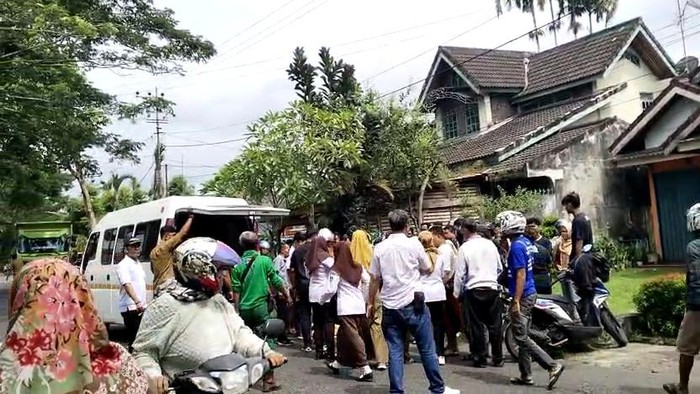 Pelajar SMK tewas terlindas truk saat dorong motor mogok