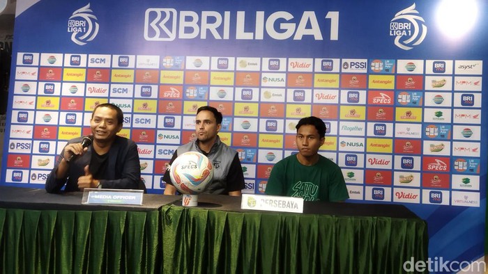 Pelatih Persebaya Paul Munster (tengah) dalam konferensi pers usai 2 kekalahan terakhir Persebaya di Liga 1.