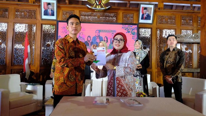 Pemberdayaan Wanita Lewat Kewirausahaan UMKM Dalam rangka memperingati Hari Kartini 21 April 2024 Kota Surakarta bersama Mey-Mey Goes to Kampoeng (MGK) menyelenggarakan Seminar Kiat Wanita Sukses: Menjemput Rezeki dan Memantaskan Usaha, di Rumah Dinas Walikota Surakarta Loji Gandrung pada Senin, 22 April 2024.