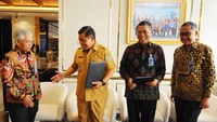 Sekjen Kementerian Dalam Negeri (Kemendagri) Suhajar Diantoro bersama Direktur Consumer BTN Hirwandi Gafar didampingi Direktur Distribution & Institutional Funding BTN Jasmin, Direktur SME & Retail Funding BTN Muhammad Iqbal usai menandatangani Naskah Akta Perjanjian Kerjasama antara BTN dan Kemendagri di Jakarta, Selasa (23/4).