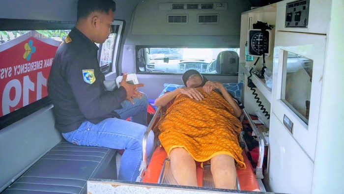 DES PSC 119 memberikan pelayanan antar jemput warga Demak dirujuk ke rumah sakit, Senin (22/4/2024).