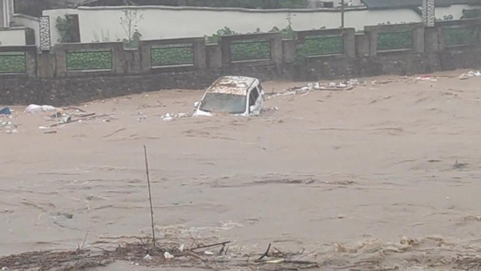 Penampakan Banjir Dahsyat Menerjang China A vehicle is swept by the floodwaters following heavy rainfall in Jiangwan, Guangdong, China in this screengrab taken from a social media video released on April 22, 2024. Video Obtained By Reuters/via REUTERS THIS IMAGE HAS BEEN SUPPLIED BY A THIRD PARTY. NO RESALES. NO ARCHIVES.