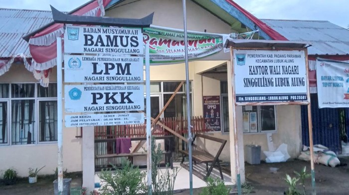 Penampakan Kantor Wali Nagari Singguliang di Kecamatan Lubuk Alung yang sempat disegel masyarakat akibat kasus asusila sesama jenis sang Wali Nagari. (dok. Polres Padang Pariaman)