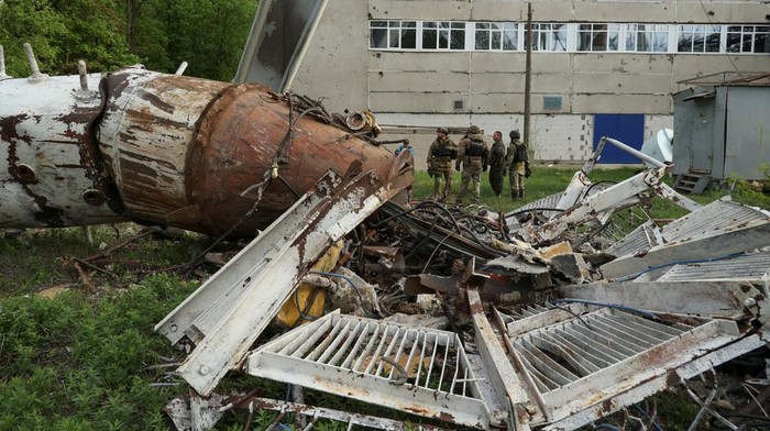 Penampakan Menara TV Runtuh di Kharkiv Usai Serangan Rudal Rusia People stand next to a part of a television tower partially destroyed by a Russian missile strike, amid Russia's attack on Ukraine, in Kharkiv, Ukraine April 22, 2024. REUTERS/Sofiia Gatilova