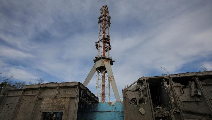 Penampakan Menara TV Runtuh di Kharkiv Usai Serangan Rudal Rusia A view shows a television tower partially destroyed by a Russian missile strike, amid Russia's attack on Ukraine, in Kharkiv, Ukraine April 22, 2024. REUTERS/Vyacheslav Madiyevskyy