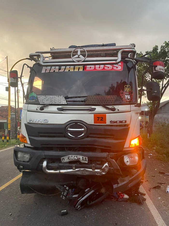 Penampakan truk yang menabrak pasutri hingga tewas di Bangkalan