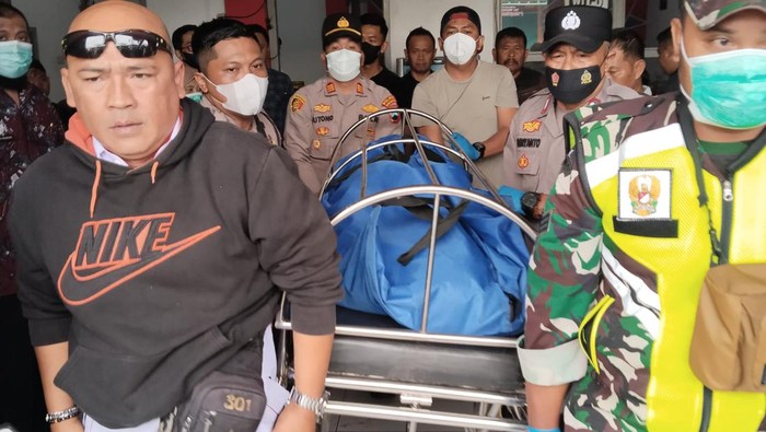 Evakuasi mayat pria yang ditemukan tewas di kamar mandi rumah makan di Wonosobo.