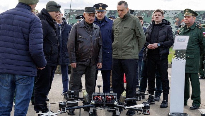 Perang dengan Ukraina Masih Bergejolak, Rusia Kembangkan Drone Militer Russian Defence Minister Sergei Shoigu inspects military drones at a training range in the Moscow military district, in Russia, in this handout picture released April 20, 2024. Russian Defence Ministry/Handout via REUTERS ATTENTION EDITORS - THIS IMAGE HAS BEEN SUPPLIED BY A THIRD PARTY. NO RESALES. NO ARCHIVES. MANDATORY CREDIT.