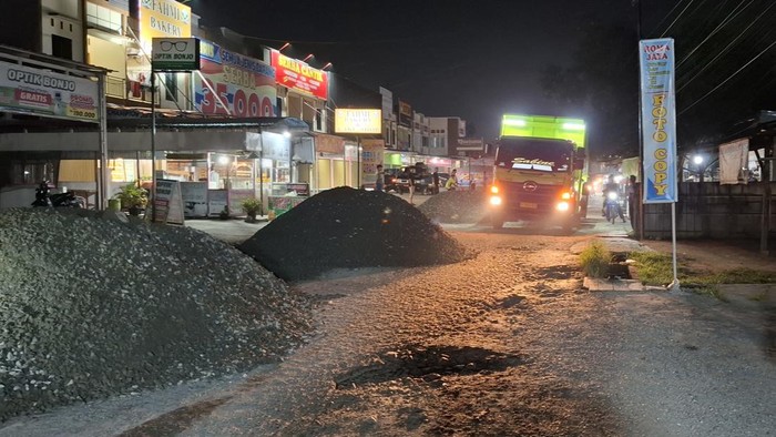 Perbaikan jalan oleh Dinas PUPR Riau beberapa waktu lalu. (Raja Adil Siregar/detikSumut)