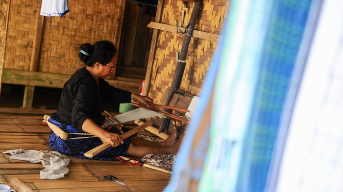 Perempuan Suku Badui menenun kain di Kampung Kaduketug, Lebak, Banten, Senin (22/4/2024). Perajinmengaku permintaan tenun khas Suku Badui yang dijual dari Rp200 ribu hingga Rp500 ribu per lembar dengan dikerjakan secara tradisional tersebut permintaannya meningkat seiiring dengan meningkatnya kunjungan wisatawan domestik terutama saat libur lebaran. ANTARA FOTO/Muhammad Bagus Khoirunas/wpa.
