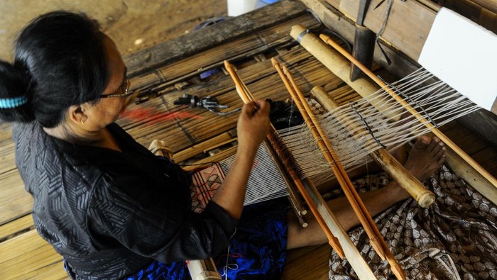 Permintaan kain tenun Badui Perempuan Suku Badui menenun kain di Kampung Kaduketug, Lebak, Banten, Senin (22/4/2024). Perajinmengaku permintaan tenun khas Suku Badui yang dijual dari Rp200 ribu hingga Rp500 ribu per lembar dengan dikerjakan secara tradisional tersebut permintaannya meningkat seiiring dengan meningkatnya kunjungan wisatawan domestik terutama saat libur lebaran. ANTARA FOTO/Muhammad Bagus Khoirunas/wpa.