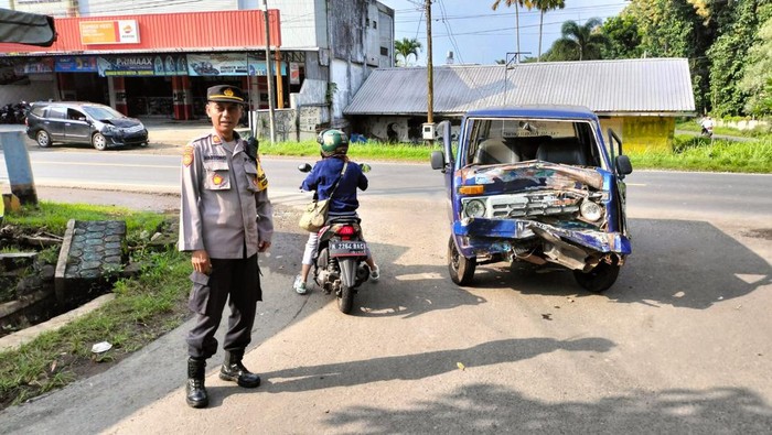 Petugas mengevakuasi mobil pengangkut siswa yang kecelakaan di Blitar
