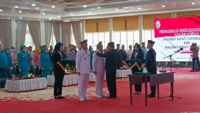Pj Gubsu melantik Pj Bupati Deli Serdang dan Pj Bupati Taput. (Nizar Aldi/detikSumut)